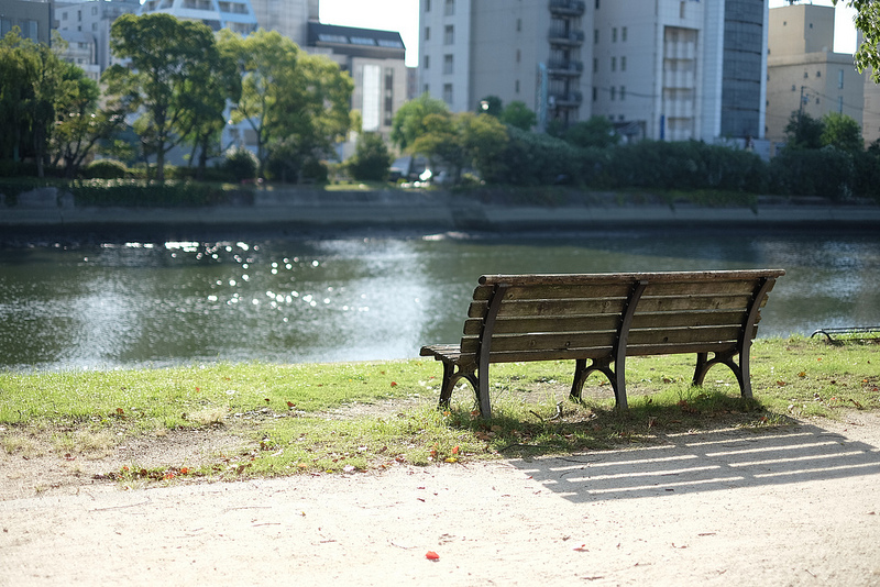 川沿いのベンチで