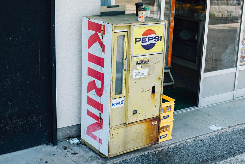 瓶のジュースの自販機